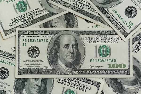 Yüz dolarlık banknotlar. Banknot makro fotoğrafçılık. Hareket kamera kaydırıcısını. Benjamin Franklin - 2 portresi