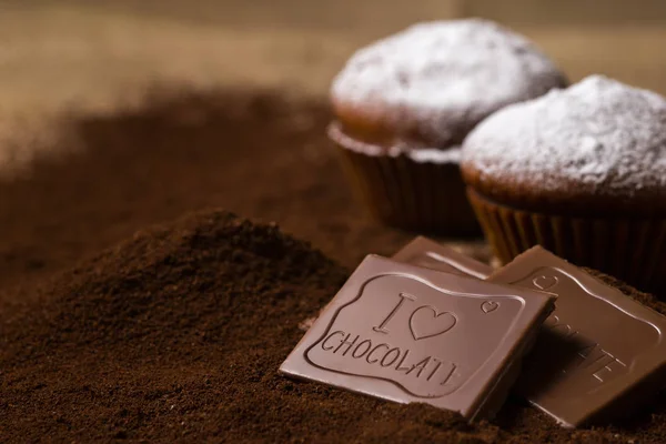 pudra şekeri ve süt chjcjlate onları yakınındaki adet çikolatalı kek süslenmiş