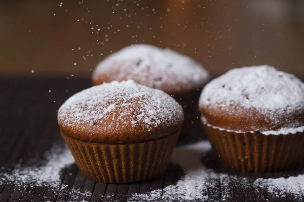 Pudra şekeri ile Çikolatalı fincan kek