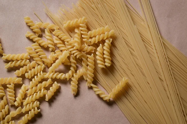 İtalyan makarna çiğ gıda arka plan veya doku: makarna, makarna, makarna helezon şeklinde.