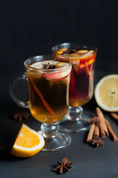 Mulled wine in white rustic mugs with spices and citrus fruit — Stock Photo, Image