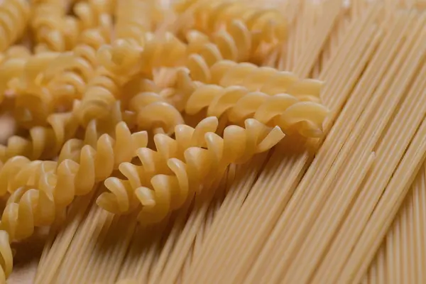 pişmemiş makarna spagetti makarna izole