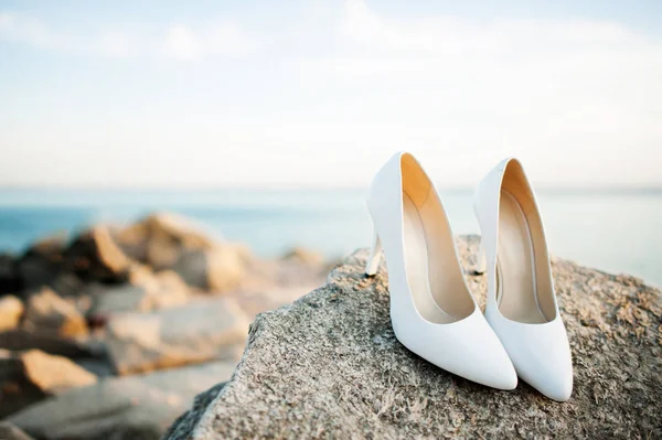 Buzlu gelin ayakkabıları. Plaj düğünü konsepti