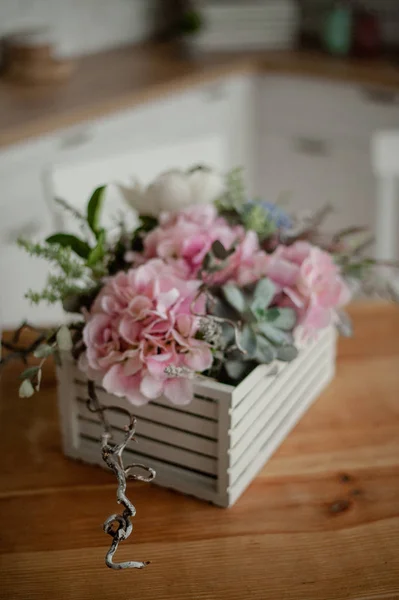 Mutfak masasında su ısıtıcısı ve tencere. beyaz mutfak arka plan karşı mutfak aletleri