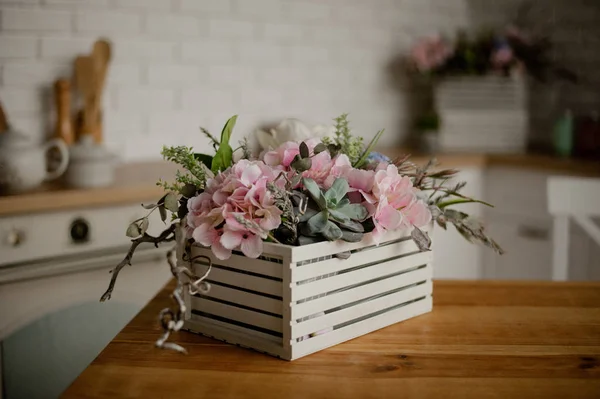 Mutfak masasında su ısıtıcısı ve tencere. beyaz mutfak arka plan karşı mutfak aletleri