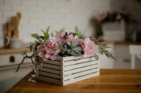 Mutfak masasında su ısıtıcısı ve tencere. beyaz mutfak arka plan karşı mutfak aletleri