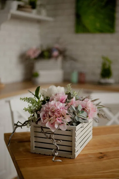 Mutfak masasında su ısıtıcısı ve tencere. beyaz mutfak arka plan karşı mutfak aletleri