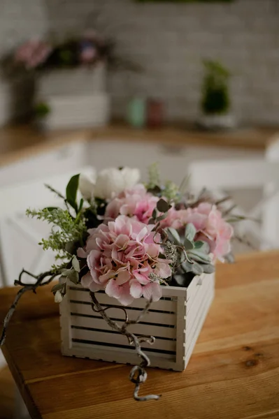 Mutfak masasında su ısıtıcısı ve tencere. beyaz mutfak arka plan karşı mutfak aletleri