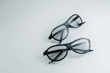 Sinema için iki çift 3d gözlük. 3d film izliyorum. Siyah gözlük.