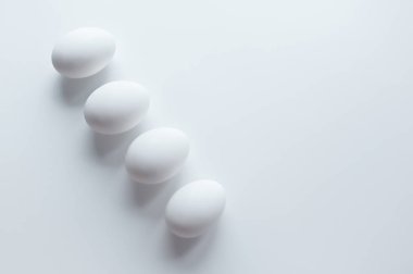 Beyaz yumurta beyaz zemin üzerine izole