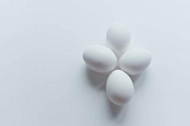 Beyaz yumurta beyaz zemin üzerine izole