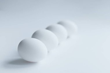 Beyaz yumurta beyaz zemin üzerine izole