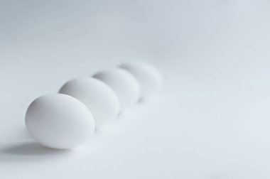 Beyaz yumurta beyaz zemin üzerine izole