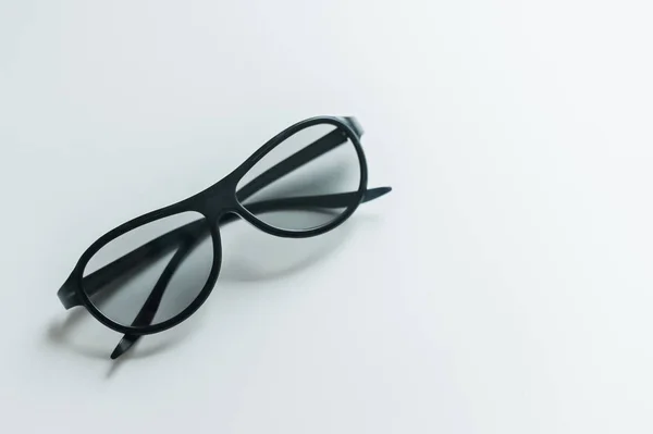 Beyaz bir arka plan üzerinde izole 3d sinema gözlük.