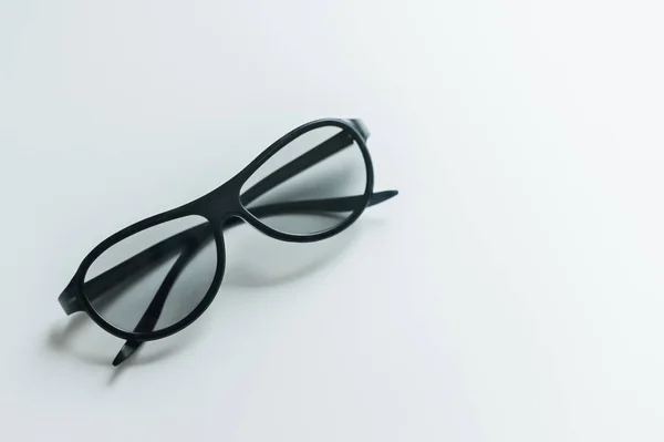 Beyaz bir arka plan üzerinde izole 3d sinema gözlük.