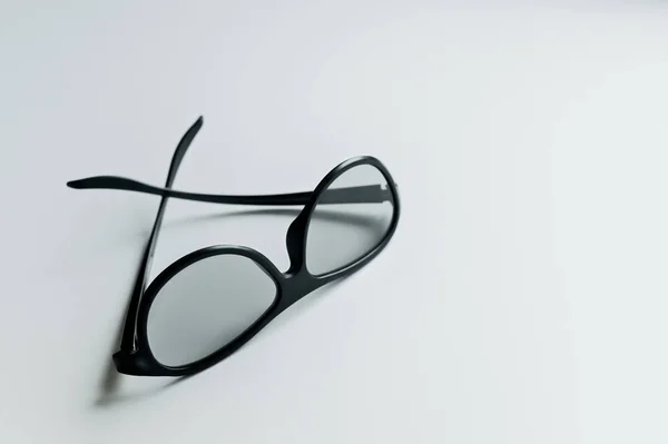 Beyaz bir arka plan üzerinde izole 3d sinema gözlük.