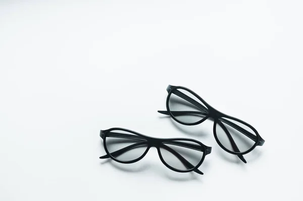 Deux paires de lunettes 3D pour le cinéma. Regarder un film en 3d. Lunettes noires . — Photo