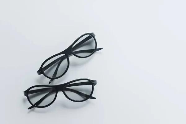 Deux paires de lunettes 3D pour le cinéma. Regarder un film en 3d. Lunettes noires . — Photo