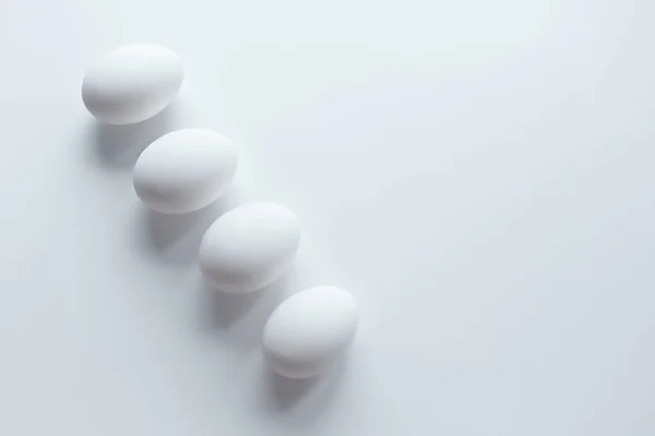 Beyaz yumurta beyaz zemin üzerine izole