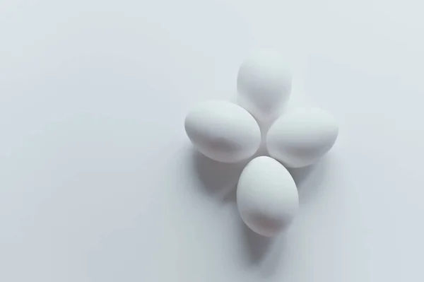 Beyaz yumurta beyaz zemin üzerine izole
