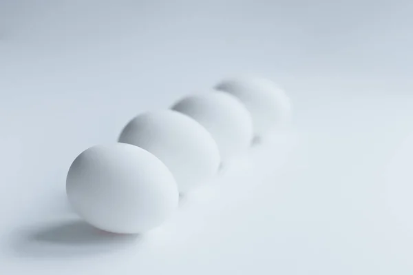 Beyaz yumurta beyaz zemin üzerine izole