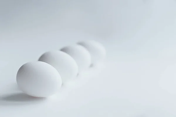 Beyaz yumurta beyaz zemin üzerine izole