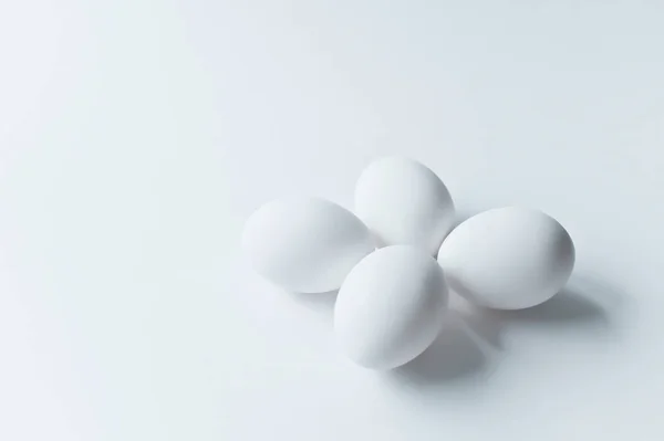 Beyaz yumurta beyaz zemin üzerine izole