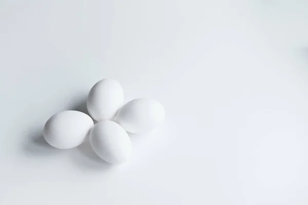 Beyaz yumurta beyaz zemin üzerine izole