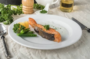 Izgara somon steak ve plaka üzerinde sebze gıda kompozisyonu.