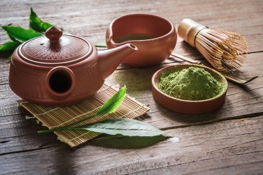 Japon matcha aksesuar ve yeşil çay kase görünümünü kapat.