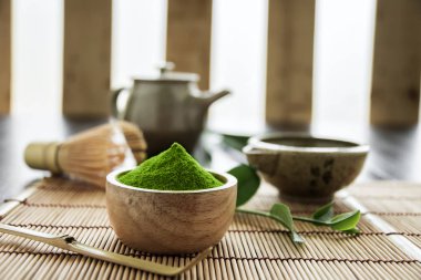 Kompozisyon organik yeşil Matcha çay töreni.