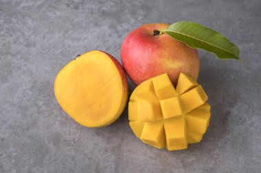 Tatlı mango meyve gri arka plan üzerinde