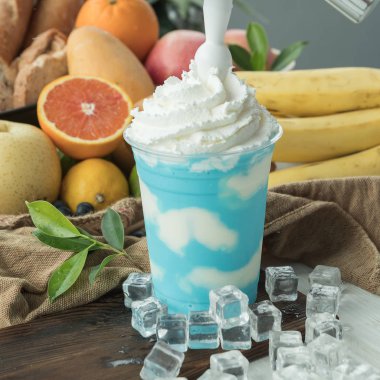 Krem şanti ile nane güler yüzlü