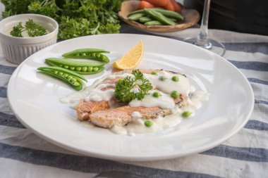 Limon ve sebze ızgara somon Steak görünümü Kapat.