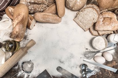 Natürmort un masada ekmek yemek ve ekmek çeşitleri için malzemeler.