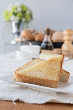 Beyaz tabakta tost görünümü Kapat