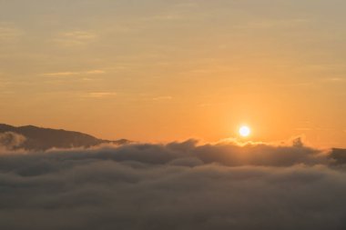 Dağ sis ile peyzaj gün batımında