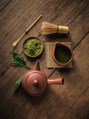 Japon matcha aksesuar ve yeşil çay kase üstten görünüm.