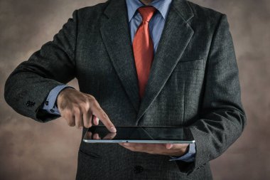 İşadamı dijital tablet grungy arka plan üzerinde kullanma.