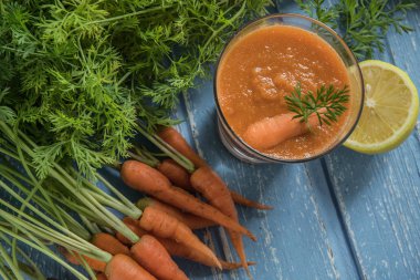 Taze havuç güler yüzlü cam üstten görünüm.