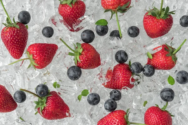 Nahtloses Muster Von Erdbeeren Mit Blaubeeren Auf Eis — Stockfoto