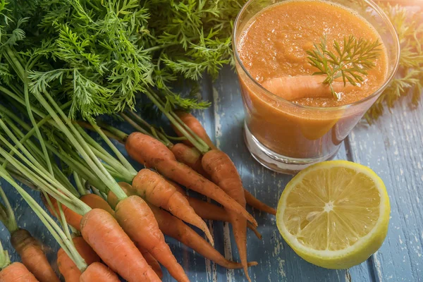 Draufsicht Auf Frischen Möhren Smoothie Glas Auf Rustikalem Holztisch Mit — Stockfoto