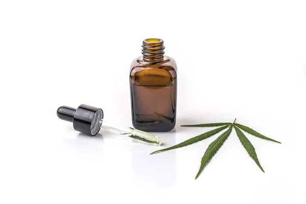 Cannabis Eterisk Olja Behållare Med Cannabis Lämnar Vit Bakgrund — Stockfoto