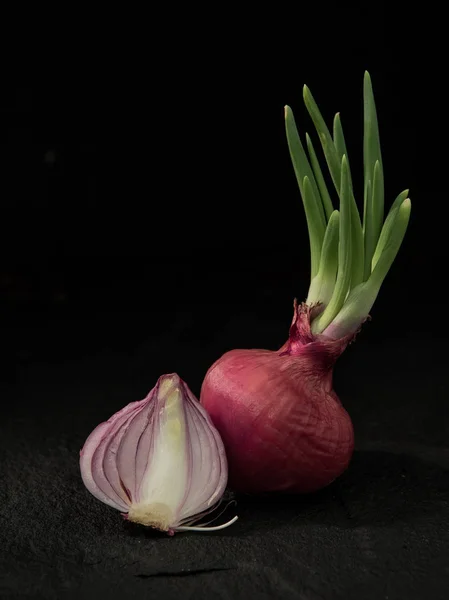 Ganze Schalottenzwiebel Mit Der Hälfte Auf Dunklem Hintergrund — Stockfoto