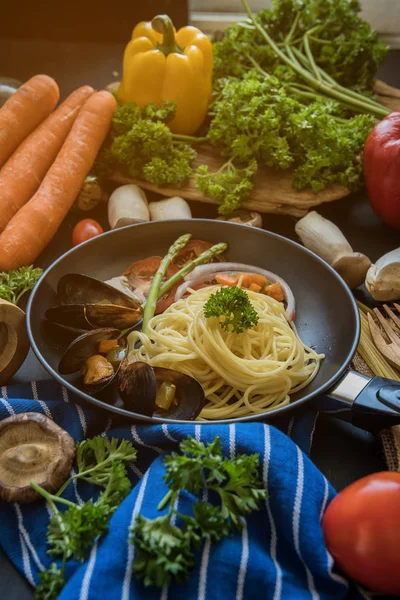 Fresh Spaghetti Pasta Seafood Italian Style Pasta Dinner — Stock Photo, Image