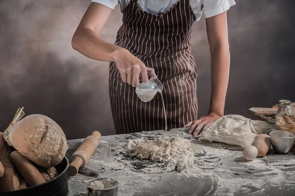 Ausgeschnittene Ansicht Eines Mannes Der Teig Tisch Bäckerei Kocht — Stockfoto