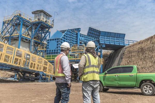 Visão Traseira Grupo Engenheiros Asiáticos Local Fundo Máquinas Mineração — Fotografia de Stock