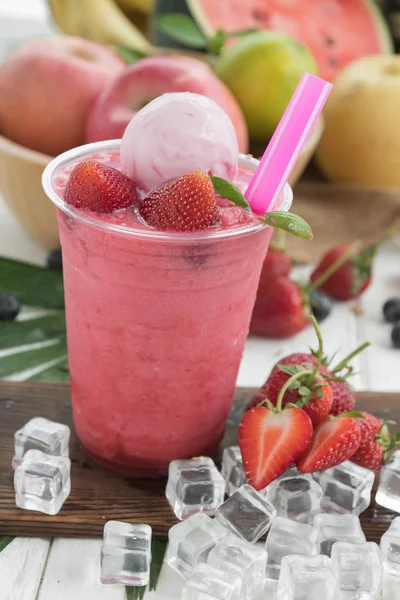 Blick Auf Erfrischendes Gesundes Getränk Erdbeer Smoothie — Stockfoto