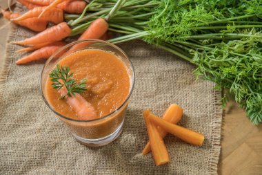 Taze havuç güler yüzlü cam üstten görünüm.