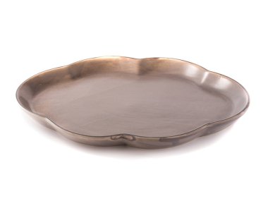 Beyaz arka plan üzerinde trendy seramik tabak.